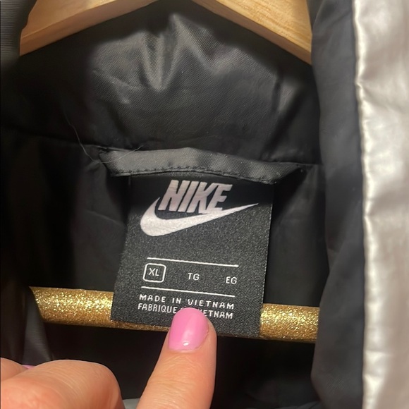 Nike Silver Metallic Puffer Jacket with High-Shine Finish - Picture 2 of 9